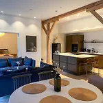 Apartmán Marina Luxe - Two Bedrooms, High-end, Iconic Location & Private Parking