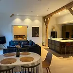 Marina Luxe - Two Bedrooms, High-end, Iconic Location & Private Parking * Ålesund