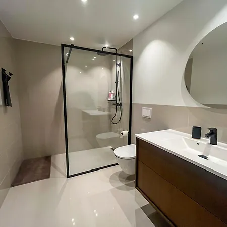 Marina Luxe - Two Bedrooms, High-end, Iconic Location & Private Parking Leilighet