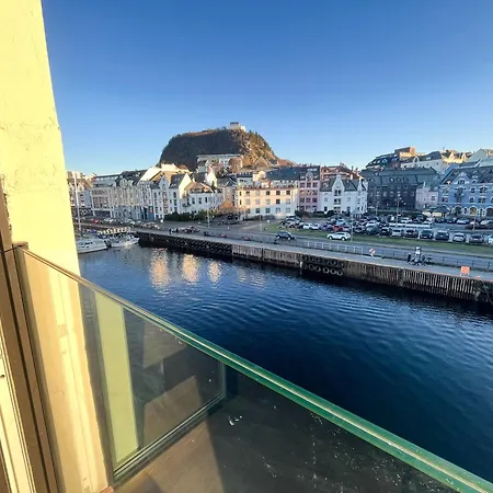 Marina Luxe - Two Bedrooms, High-end, Iconic Location & Private Parking *
