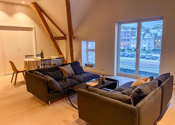 Marina Luxe - Two Bedrooms, High-end, Iconic Location & Private Parking