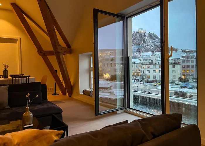 Апартаменты Marina Luxe - Two Bedrooms, High-end, Iconic Location & Private Parking