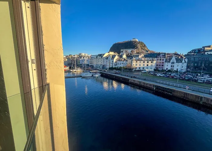 Апартаменты Marina Luxe - Two Bedrooms, High-end, Iconic Location & Private Parking *