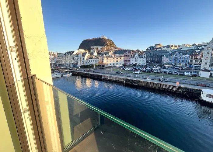 Marina Luxe - Two Bedrooms, High-end, Iconic Location & Private Parking *
